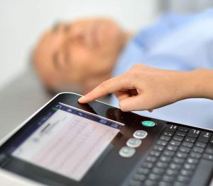 mindray BeneHeart R12 12-Kanal-EKG – Bedienung per Touchscreen (Anwendungsbeispiel)