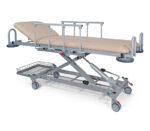 K. H. Dewert Transport- und Aufwachliege DX1 – Modell 1090H mit kurzem Kopfteil (Anwendungsbeispiel mit optionalem Ablagekorb)