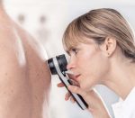 Heine DELTA 30 LED-Dermatoskop (Anwendungsbeispiel am Rücken)