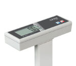 Kern MPK / MPL Personenwaage mit Stativ – Detailansicht Auswertegerät, Ausführung MPL mit Tasten für BMI und Tara