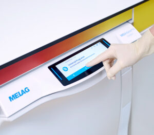 Melag MELAtherm 10 Evolution RDG Grundgerät – Detailansicht Smart Touch Bediendisplay (Anwendungsbeispiel)