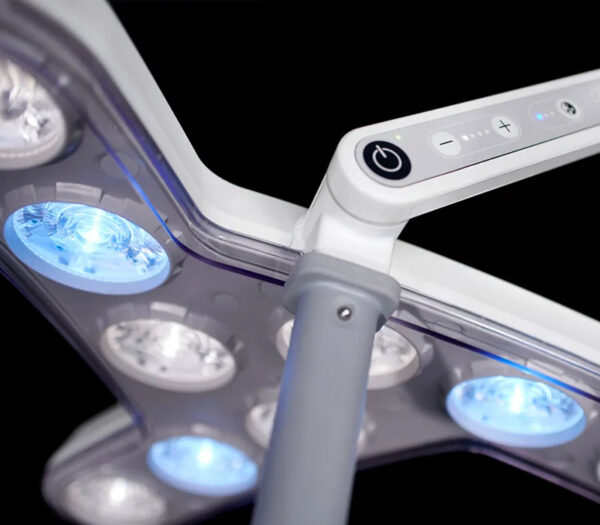 Derungs TRIANGO FOKUS 130-3 DUO LED OP-Leuchte – Detailansicht Leuchtenkörper und Bedienfeld (Anwendungsbeispiel)