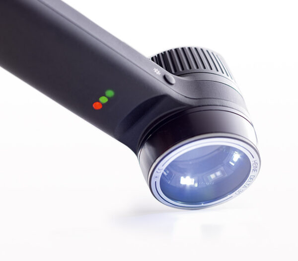 Heine DELTA 30 Pro LED-Dermatoskop – Detailansicht mit Ladestandsanzeige