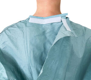 Hartmann Foliodress Gown Soft Reinforced OP-Mantel – Detailansicht Klettverschluss am Kragen auf der Rückseite (Anwendungsbeispiel)