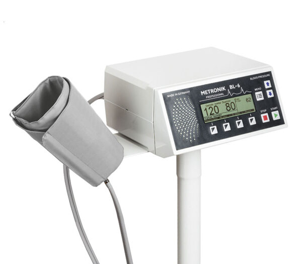 Metronik Rollstativ für BL-6 Blutdruck-Monitor – Detailansicht (Anwendungsbeispiel)