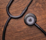 Spengler Magister II Doppelkopf-Stethoskop – Detailansicht, Ausführung Schwarz / Schwarz (Anwendungsbeispiel)