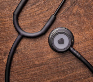 Spengler Magister II Doppelkopf-Stethoskop – Detailansicht, Ausführung Schwarz / Schwarz (Anwendungsbeispiel)