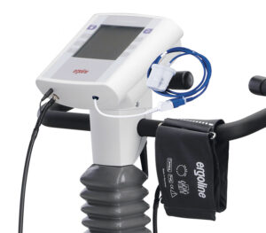 ergoline ergoselect 200 K Sitz-Ergometer – Detailansicht Bedieneinheit mit Blutdruck- und SpO2-Messung