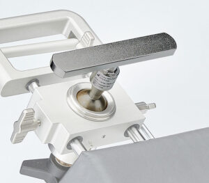 Schmitz Seitenschienenadapter 101.0502.0 für Kopfkalotte zur MKG-Platte für DIAMOND 50/60 OP-Tische (Anwendungsbeispiel)