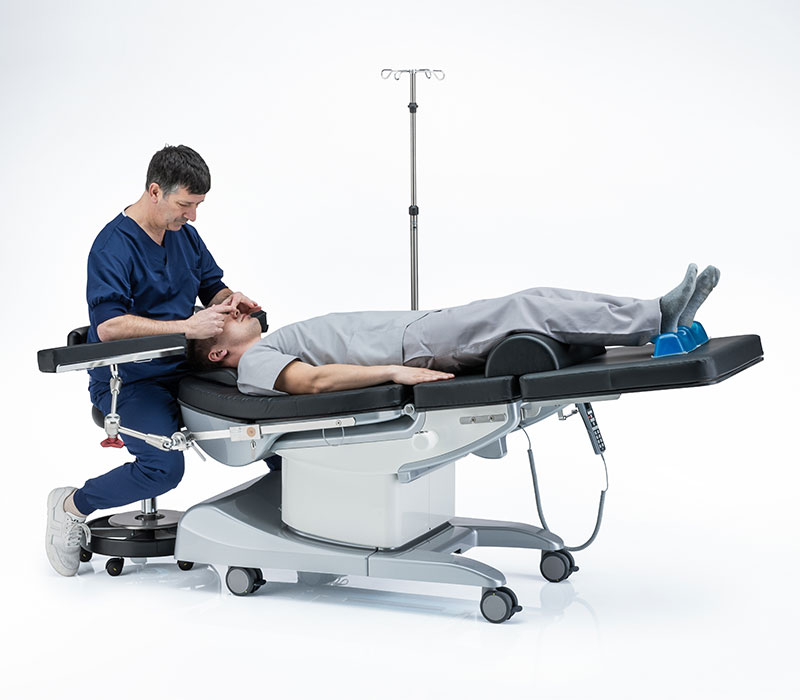 Schmitz medi-matic 115.9 Eingriffsstuhl Dermatologie (Anwendungsbeispiel) Schmitz medi-matic 115.9 Eingriffsstuhl Dermatologie (Anwendungsbeispiel)