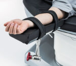 Schmitz medi-matic 115.9 Eingriffsstuhl – optionale Armauflage (Anwendungsbeispiel)