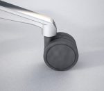 Wahlweise mit schwarzen Parkettrollen mit Bremse oder selbstbremsenden Teppichrollen