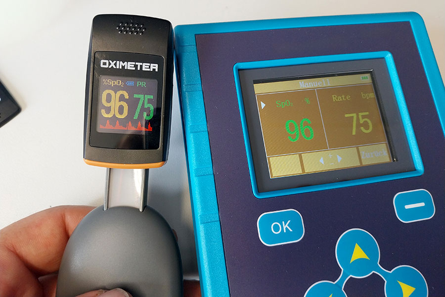 Techniker prüft Pulsoximeter